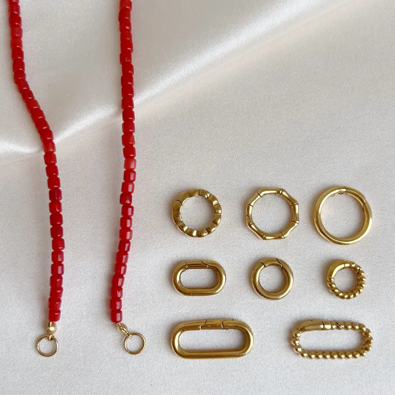 Base Red Cube Choker