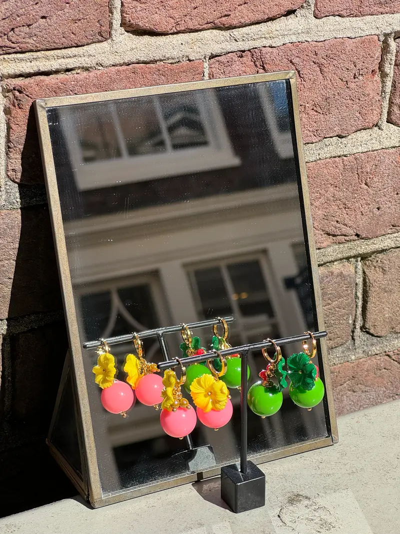 bol met bloem oorbellen; roze en groen