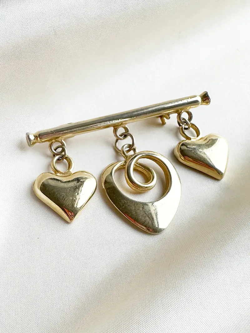 Broche met gouden hartjes