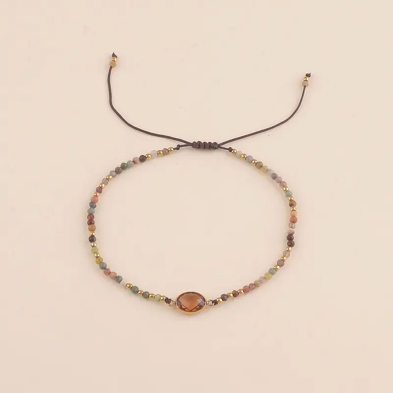 bruin mineralen armbandje met goudkleurige accenten