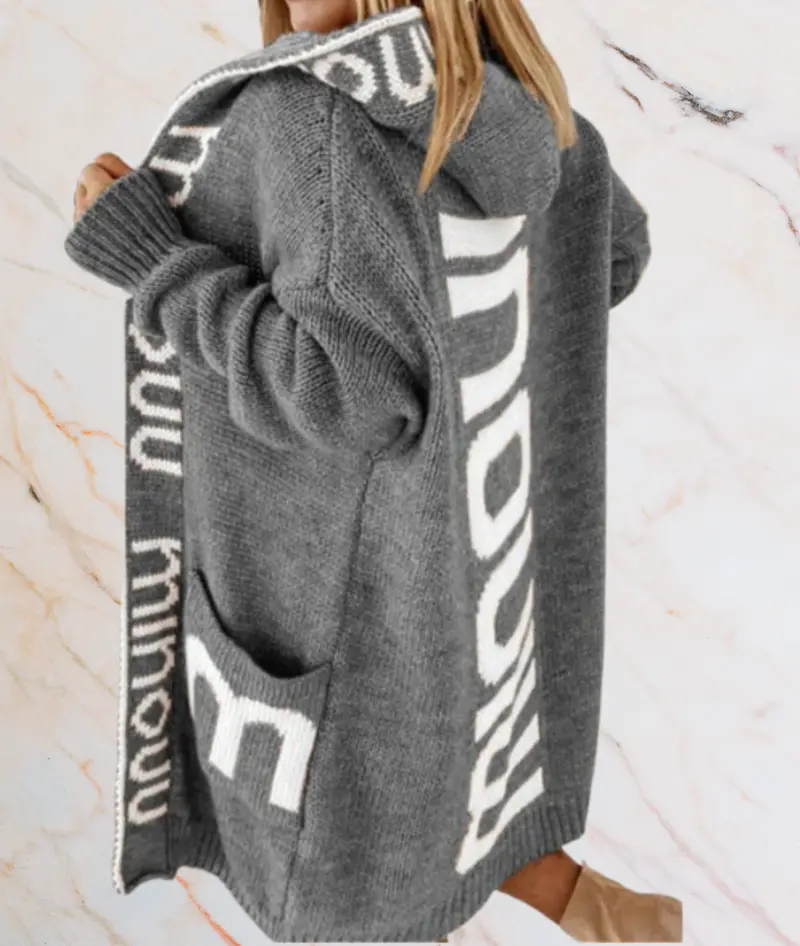 Chris - Langer und übergroßer dicker Winterpullover mit festlichem Statement Print Design