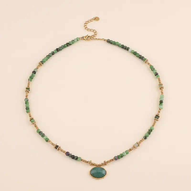collier van donker groene kralen met goudkleurige accenten | stainless steel