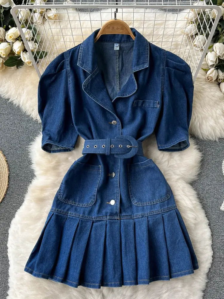 Denim-Kleid mit Gürtel für Herbst 2025