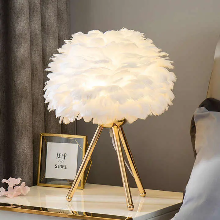 Dimmbare Tischlampe mit luxuriösen Federn – Pluma