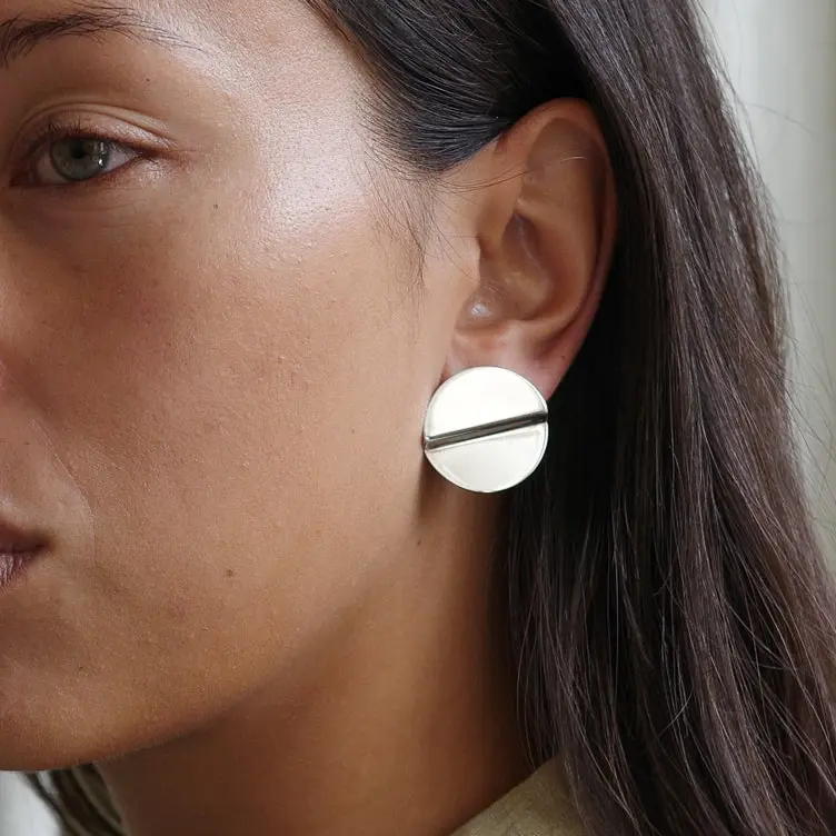 Disc earrings with fold