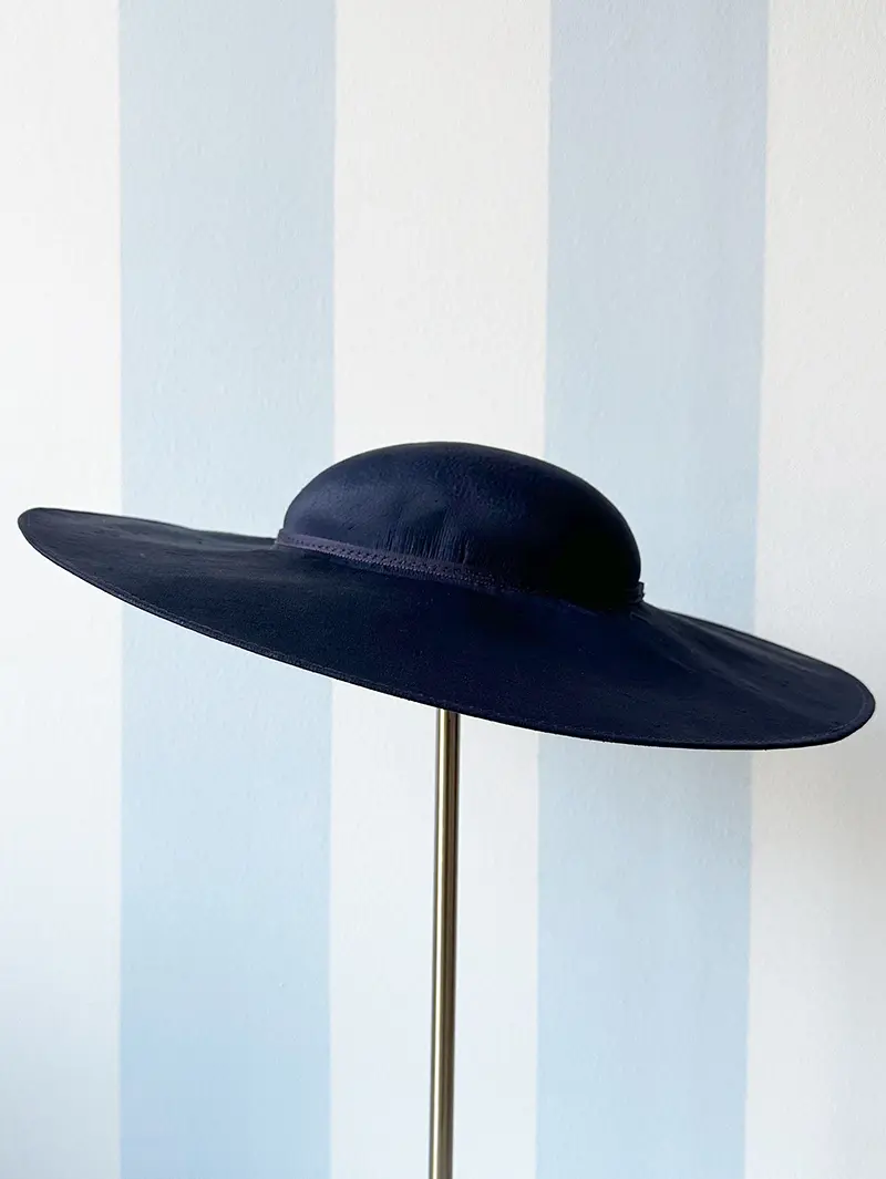 Donkerblauw hoedje met brede rand