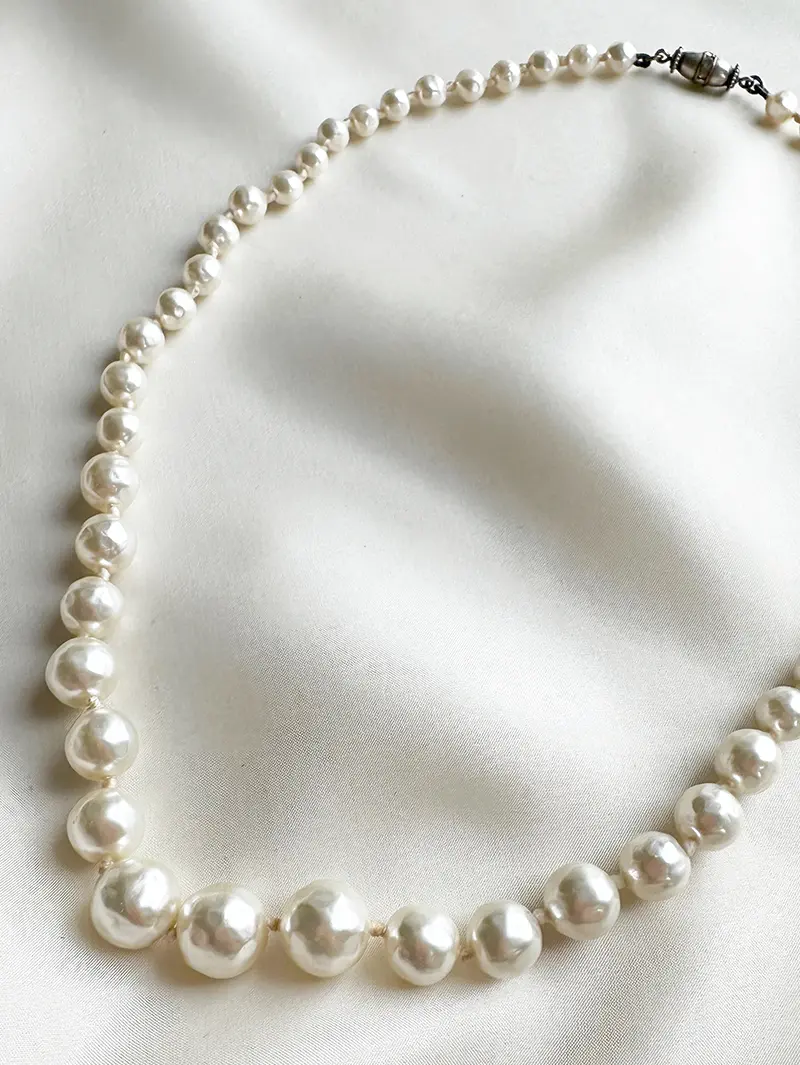 Faux parelketting met zilveren slotje