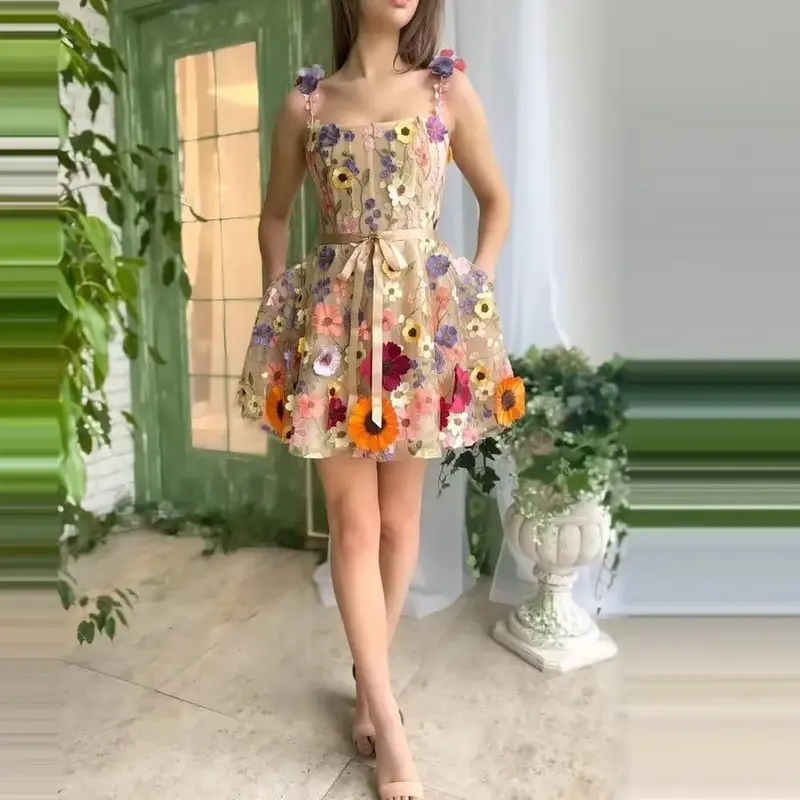 Feines Herbstkleid mit Blumenstickerei und Trägern - Lila