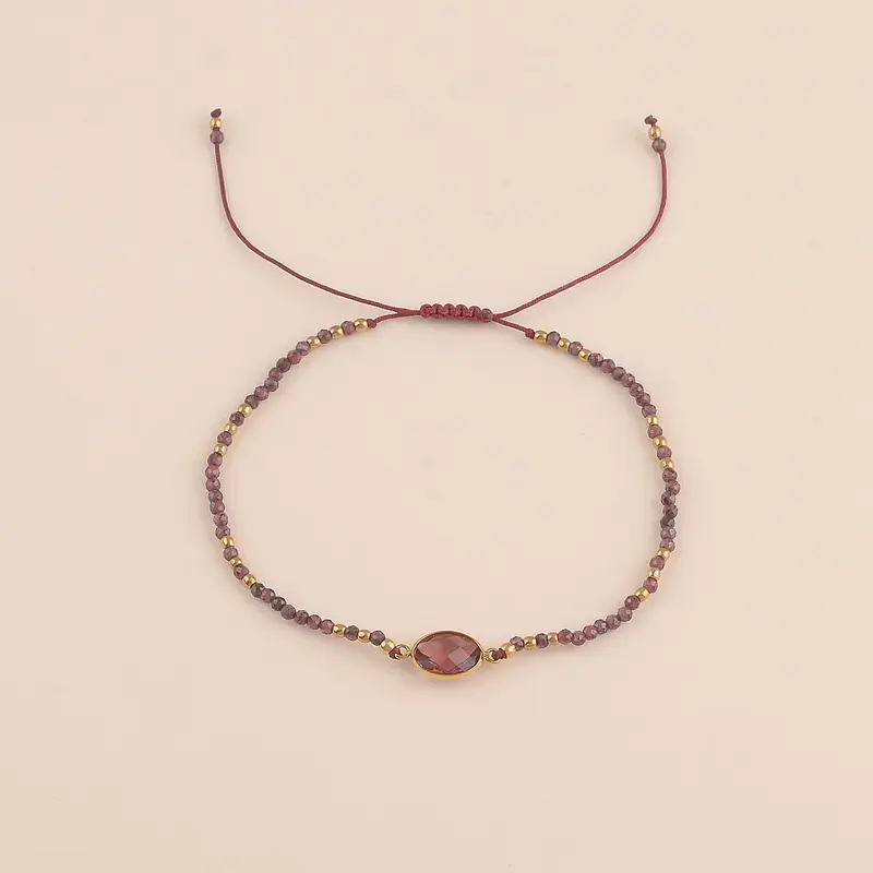 fijn bordeaux rood mineralen armbandje met goudkleurige accenten