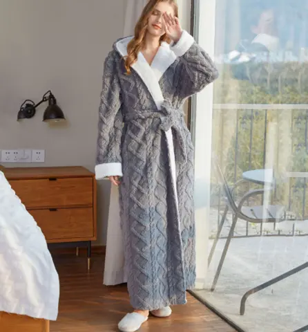 Flauschiger und Leichter Fleece Morgenmantel für Damen - Winterzauber Serena