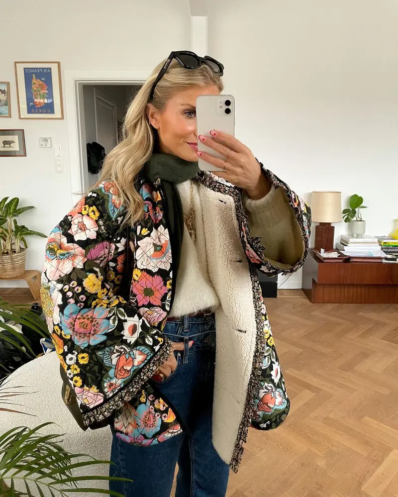 Gefütterte Damen-Winterjacke mit Blumendruck – Winterzauber Aurora