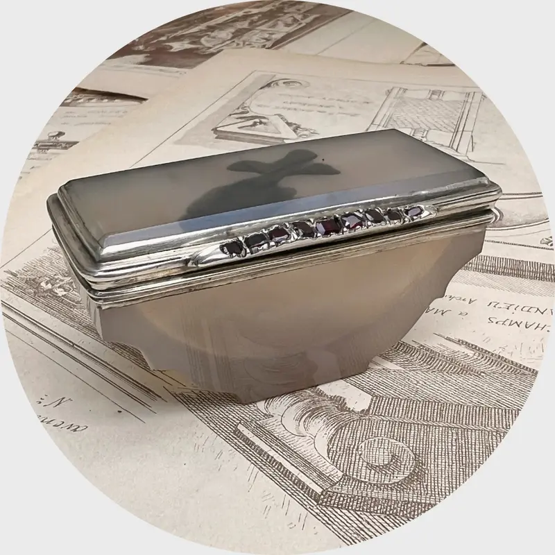 Georgian Silver, Agate & Garnet Snuff Box