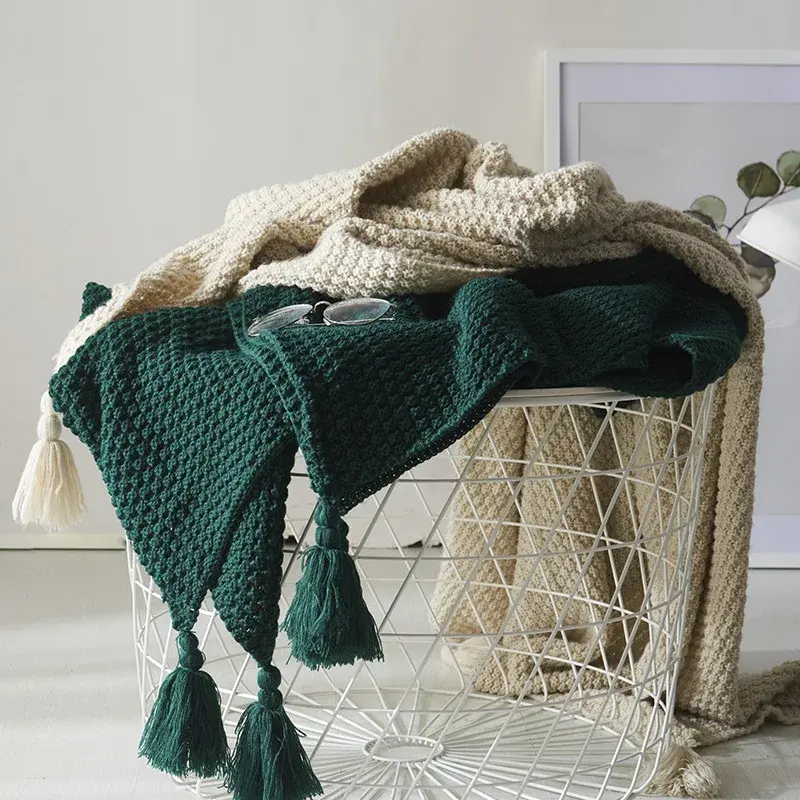 Gestrickte Winterwolldecke mit Quasten - NordicCozy Winterzauber