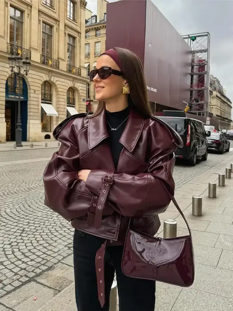 Herbstliche Damen Lederjacke in Kirschrot mit Reverskragen – Livana
