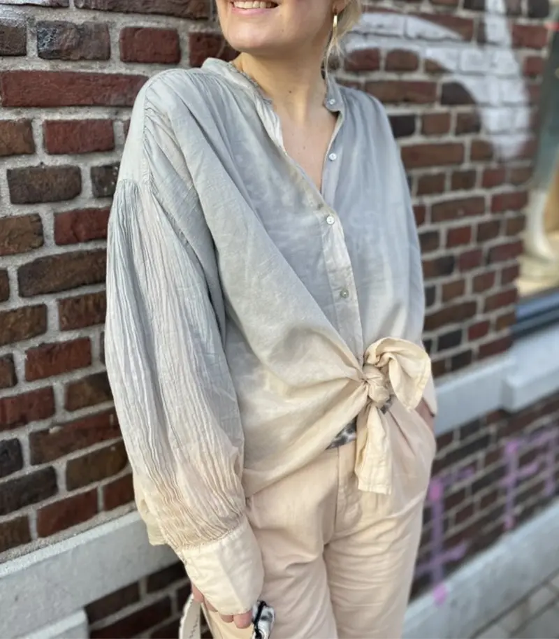 Herbstliche graubeige Bluse 2025