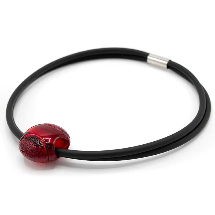 Ketting van 2 lijns zwart rubber met verwisselbare hanger in rood