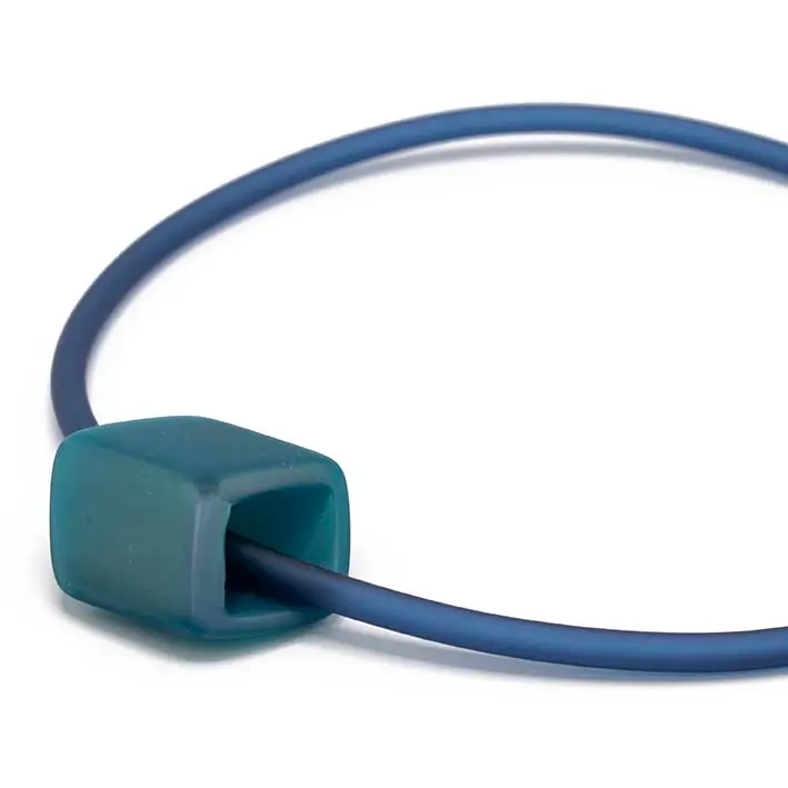 Ketting van RUBBER 1 lijns met Cube Teal glow