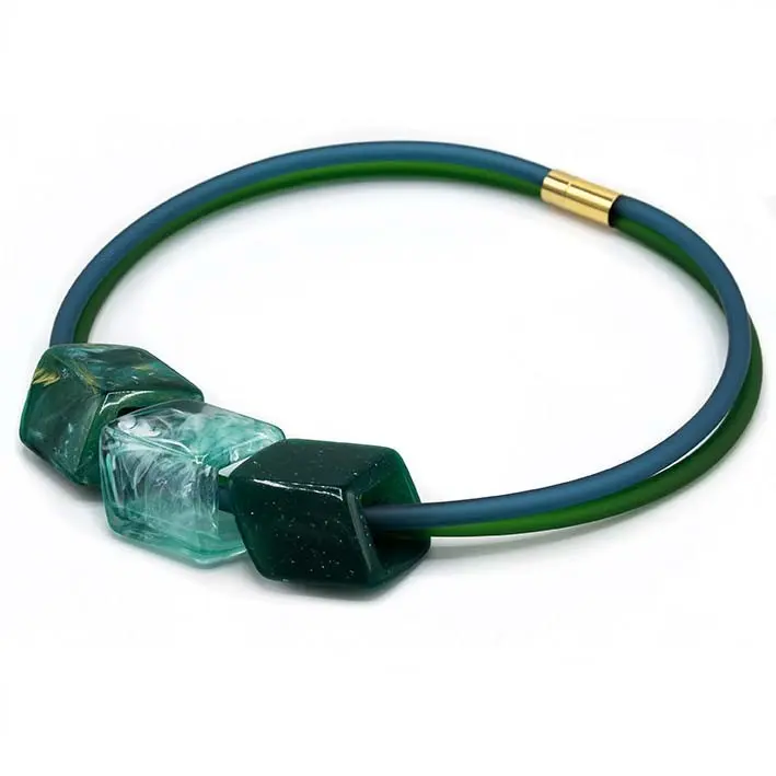 Ketting van rubber met 3 Cubes - Lovely Green