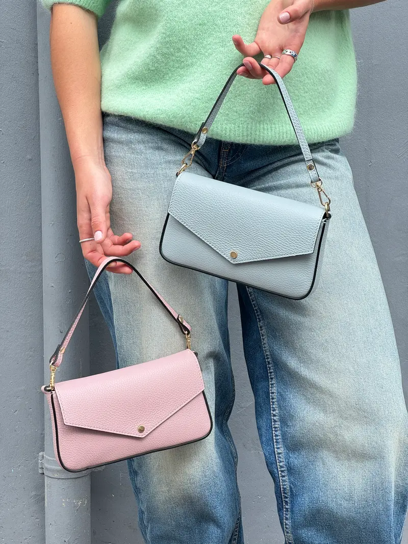 klein leren tasje, roze of licht blauw