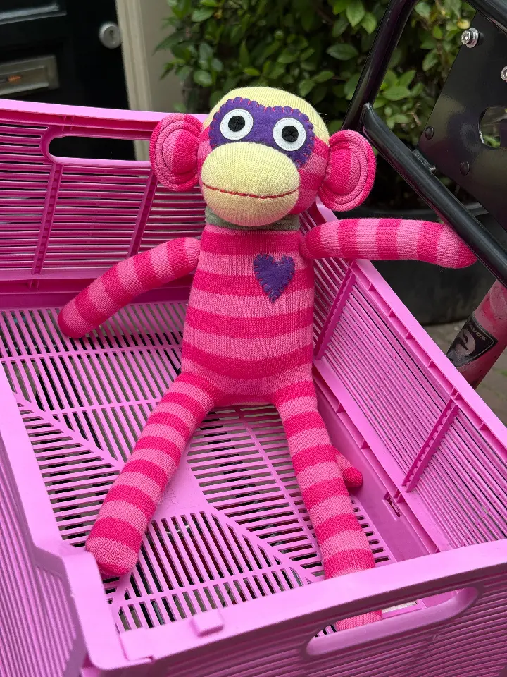 knuffel aap middelgroot roze