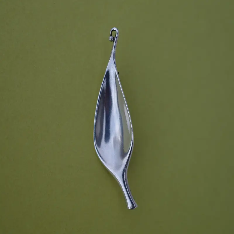 Leaf brooch