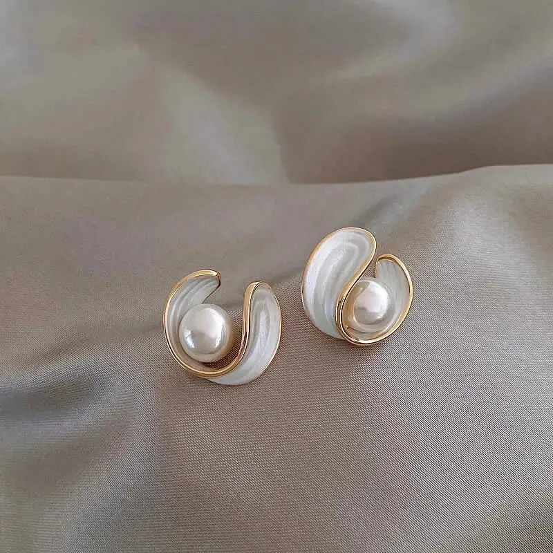 Luxuriöse Ohrringe mit Weißem Opal und Perle in Gold – Amara