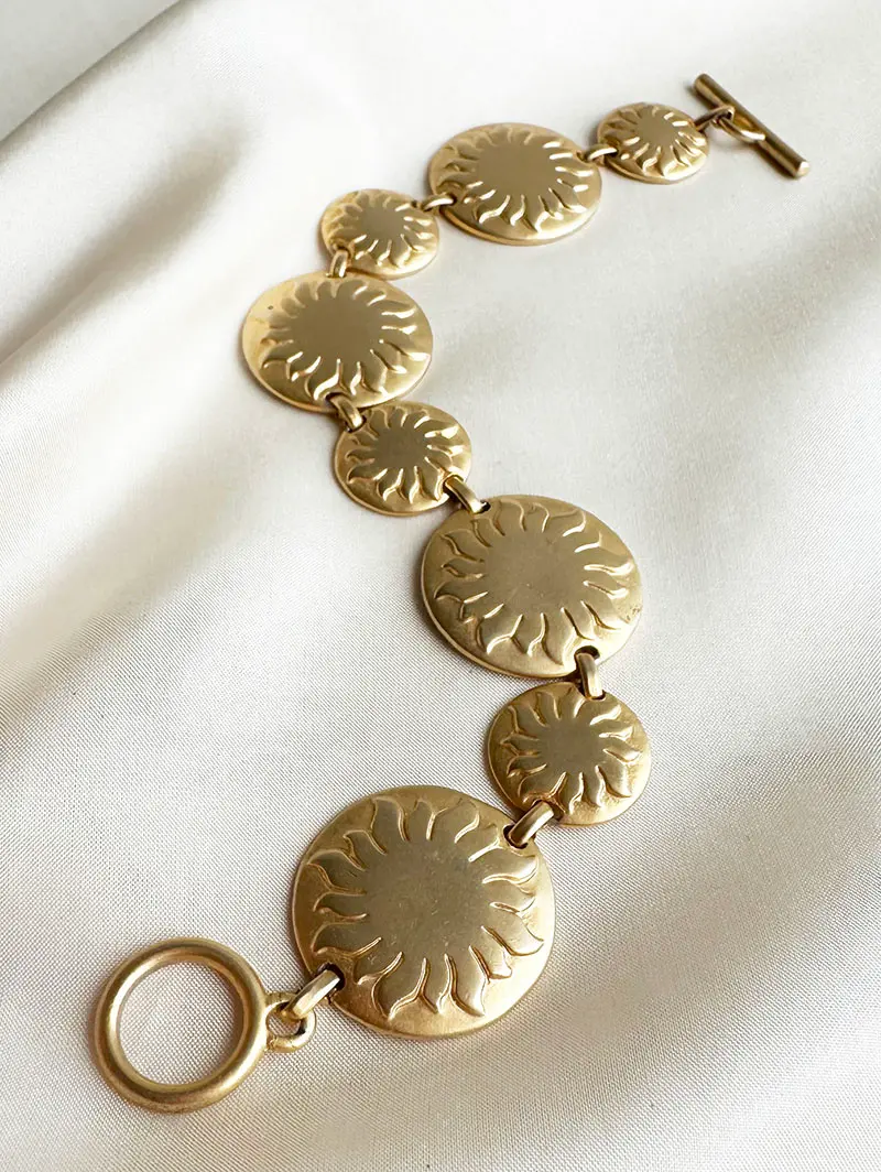 Matgouden armbandje met zonnen
