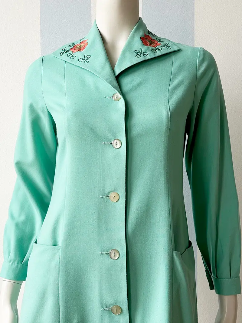 Mintgroene robe manteau met borduursel