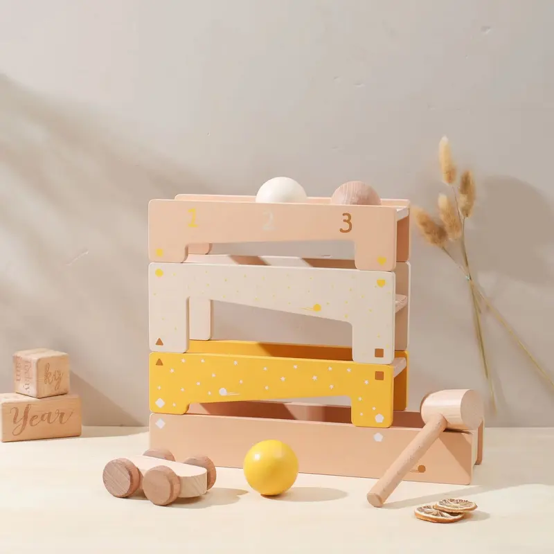 Motorik-Kugelbahn aus Holz mit Hammer und Auto – Spielschub