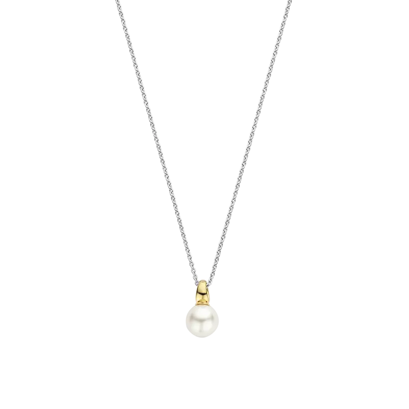 Necklace with pearl