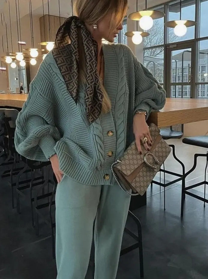 Nora Herbst-Ensemble | Elegantes 2-teiliges Set mit Strickjacke und gemütlicher Hose