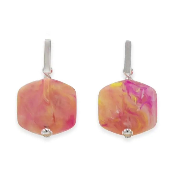 Oorbellen met 1 mini Cube Happy