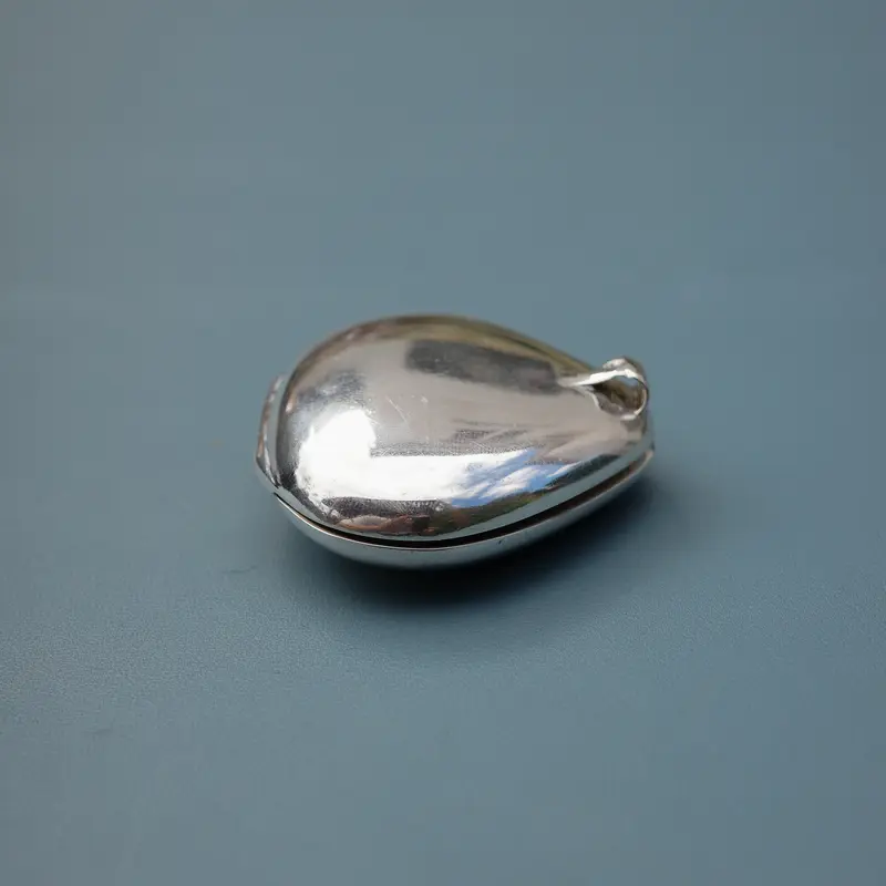 Pebble-shaped solid perfume pendant