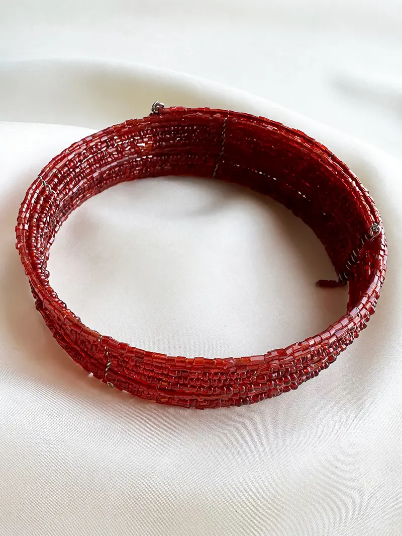 Rode choker van glaskraaltjes