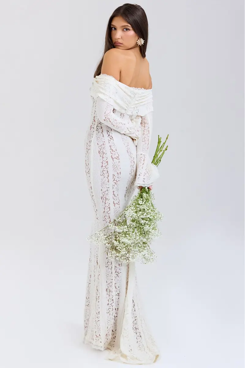 Schulterfreies Herbst-Maxikleid aus floraler Spitze – Alondra