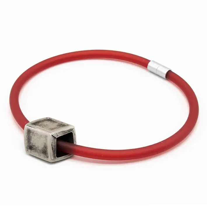 Statement ketting 1-lijns Bold, rood (8 mm rubber) met Cube Messing