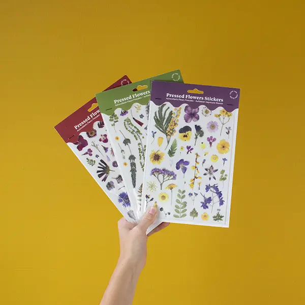 Stickervel met geperste bloemen motief