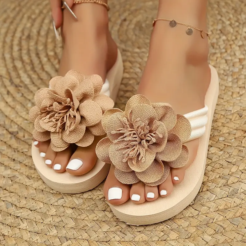 Stylische Damen-Slipper mit Blumendetail für den Sommer - BlütenSchritt