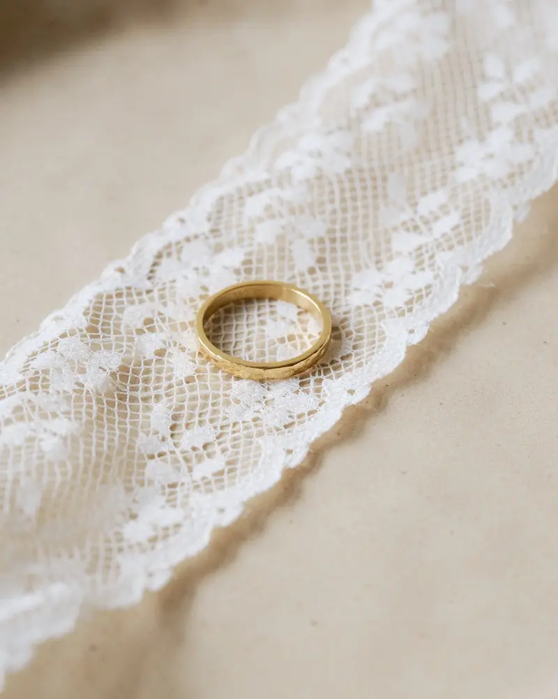 TILTIL Hammered Ring Goud