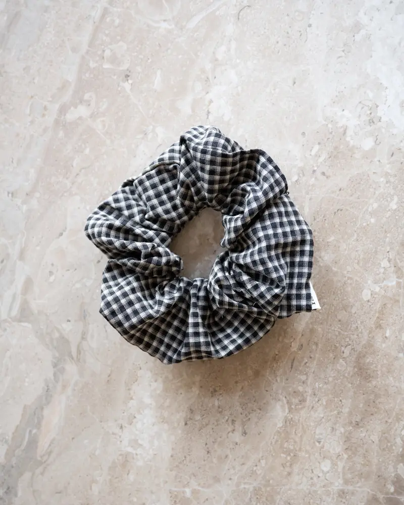 TILTIL Holly Checkered Scrunchie Zwart