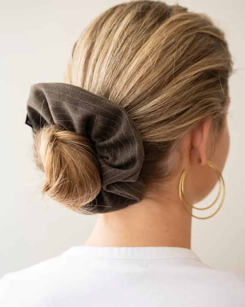 TILTIL Knitted Stripe Scrunchie Bruin