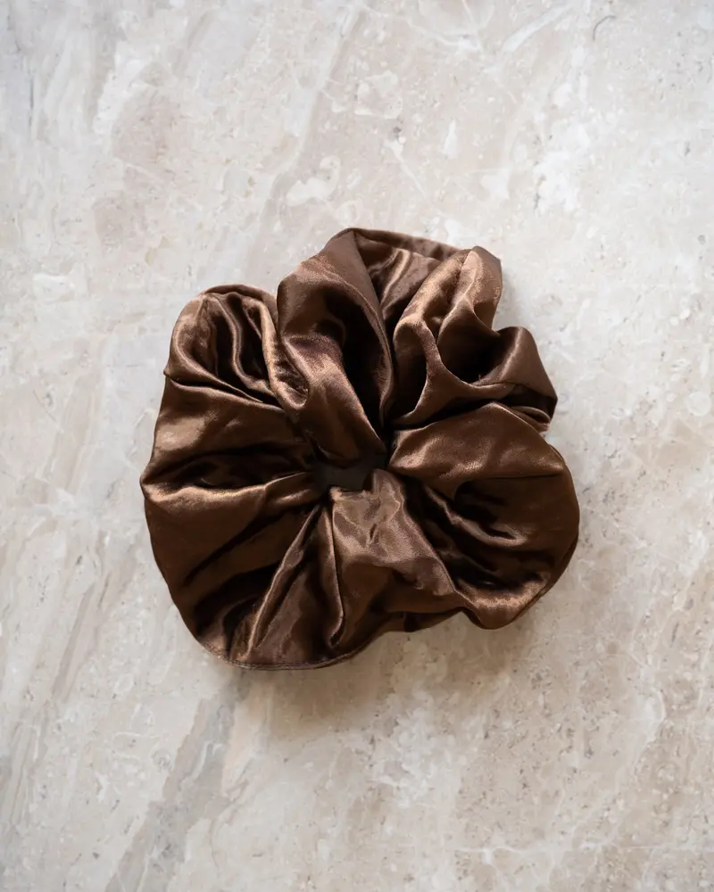 TILTIL Mila Satin Scrunchie Bruin