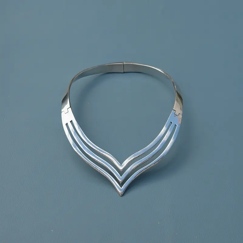 V-shaped Taxco collar