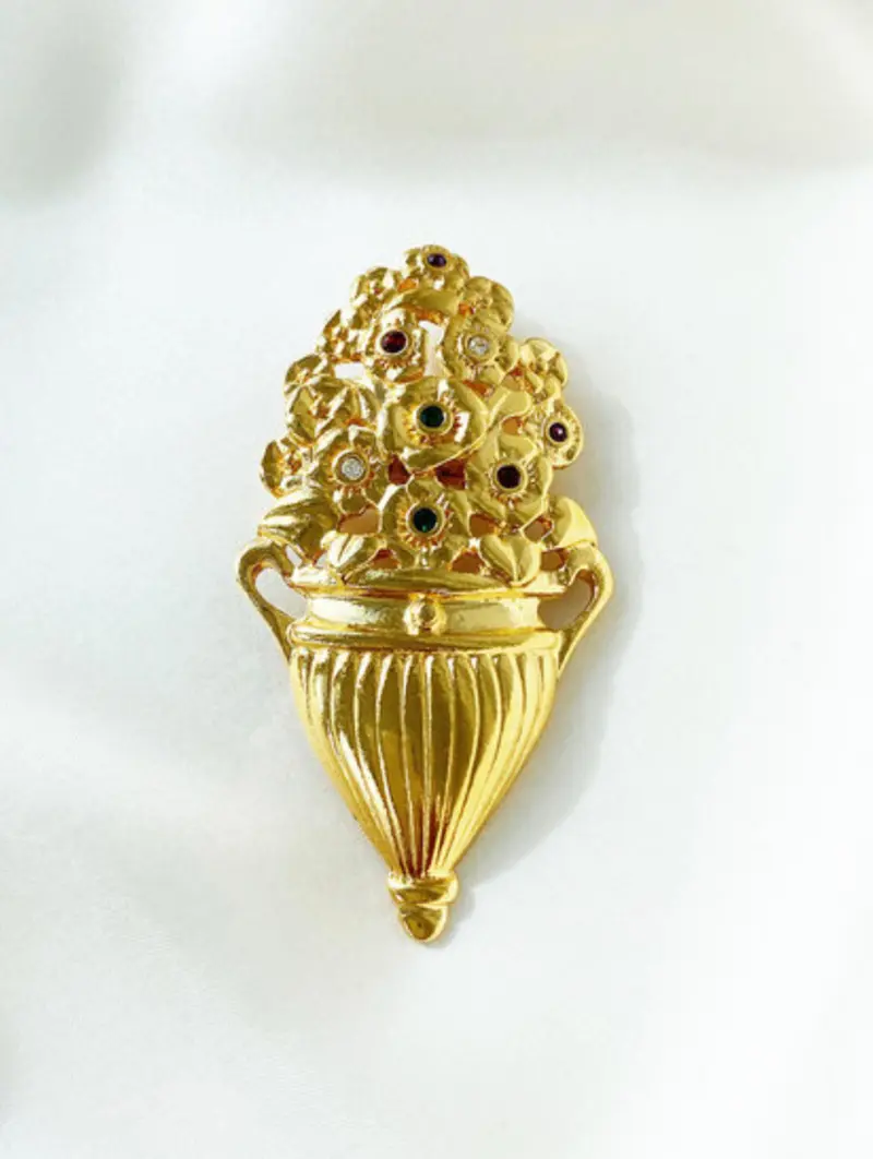 Vergulde amfora met bloemen broche