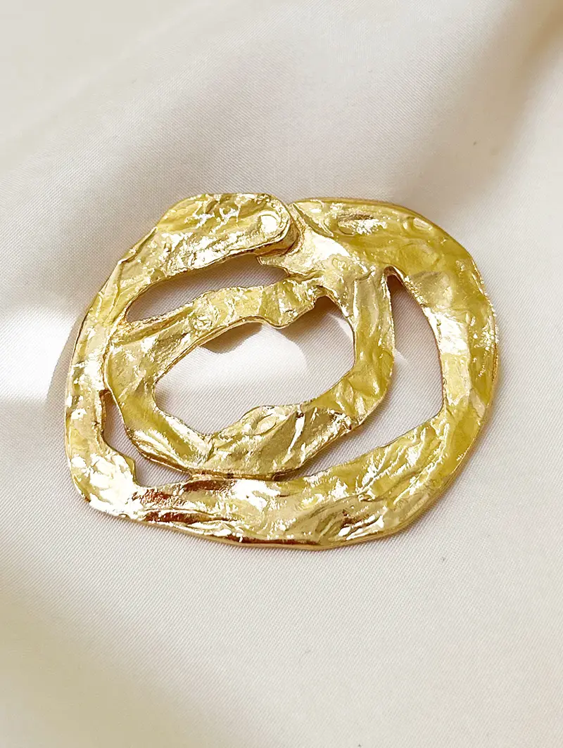Vergulde designer broche