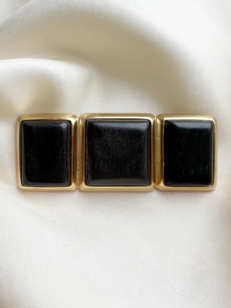 Vergulde designerbroche met ebbenhout
