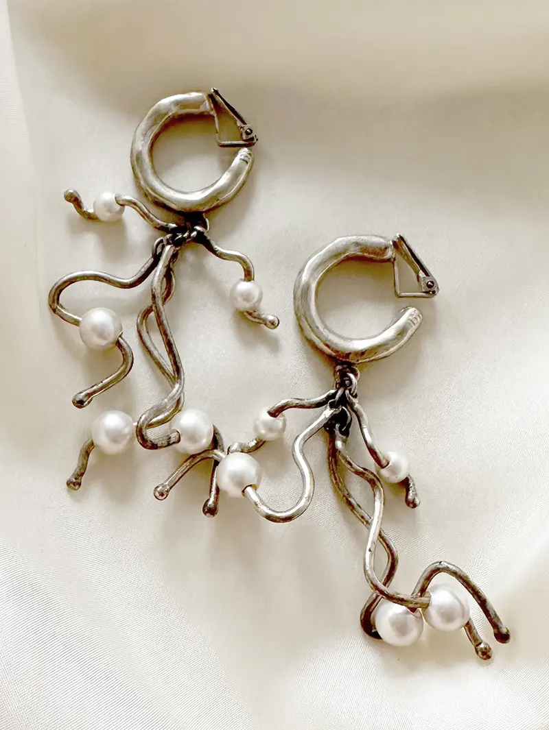 Verzilverde clip oorbellen met parels