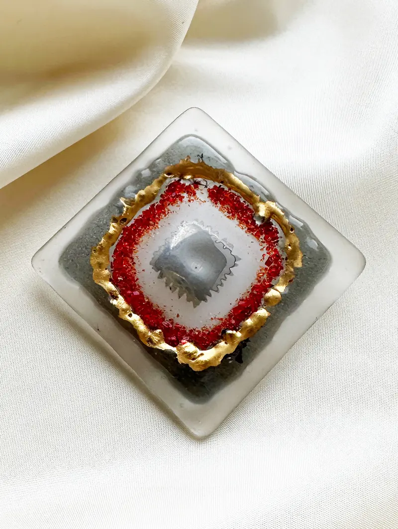 Vierkante glazen broche