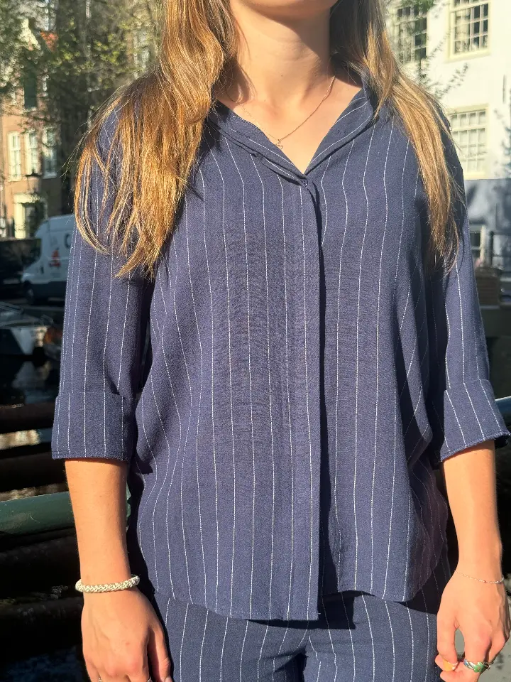 viscose / linnen gestreepte donkerblauwe blouse