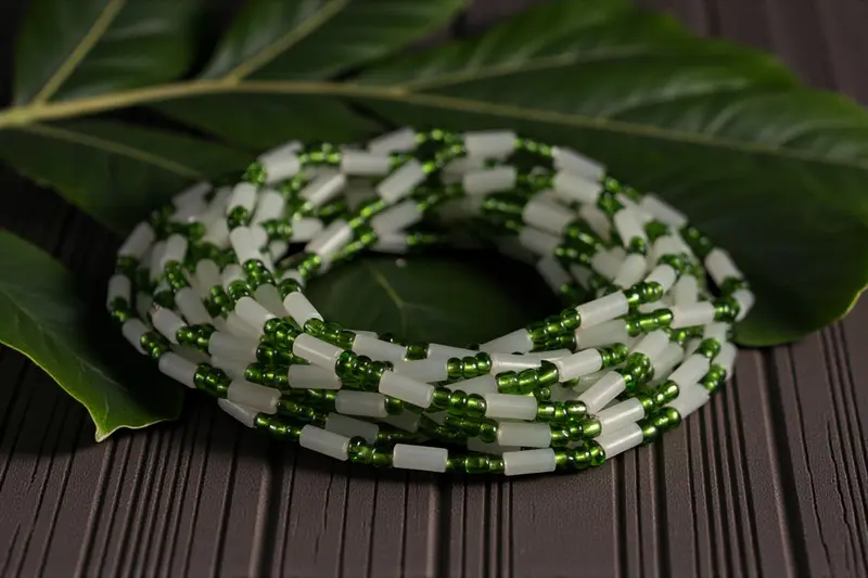 Waist Beads / African Waist Chain - EGHE - Green / white (elastic)